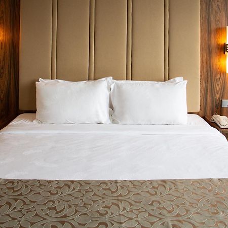 Zenith Hotel Putrajaya Zewnętrze zdjęcie A bed with two pillows