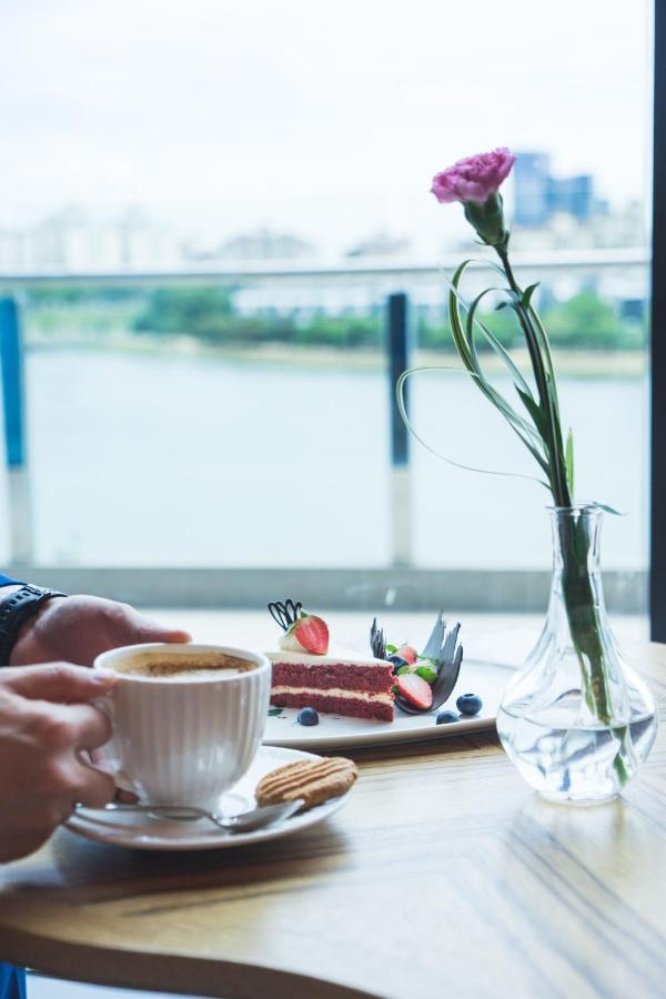 Zenith Hotel Putrajaya Zewnętrze zdjęcie A coffee and cake at the café