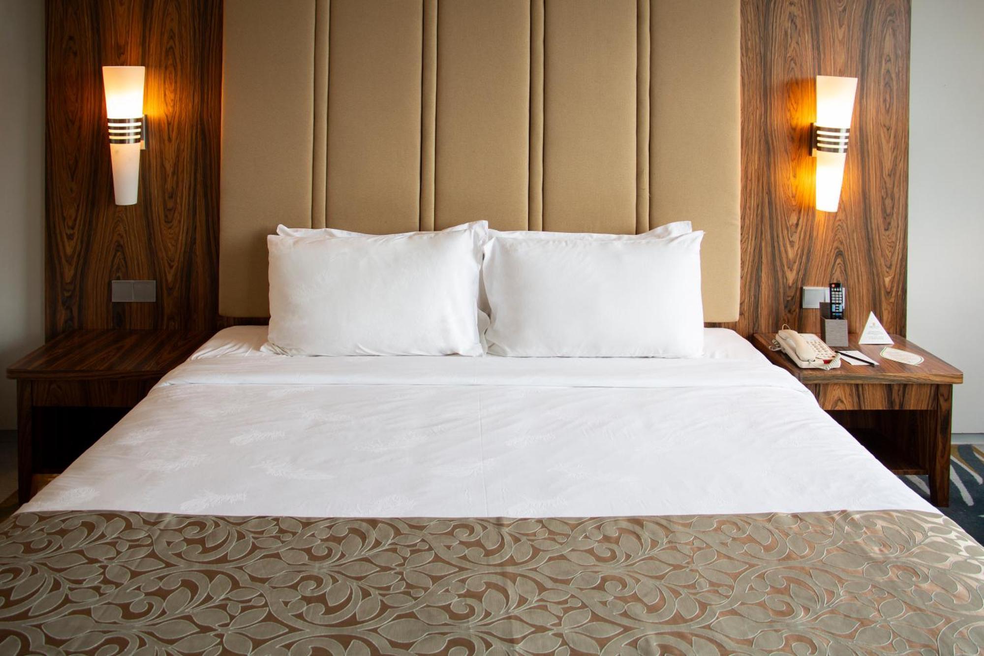 Zenith Hotel Putrajaya Zewnętrze zdjęcie A bed with two pillows